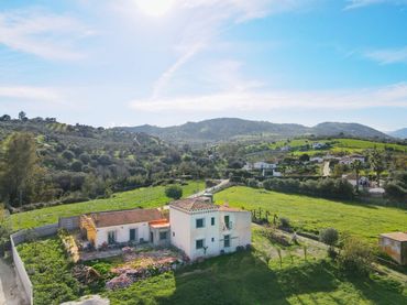 Casa rústica con jardín en venta en Coín