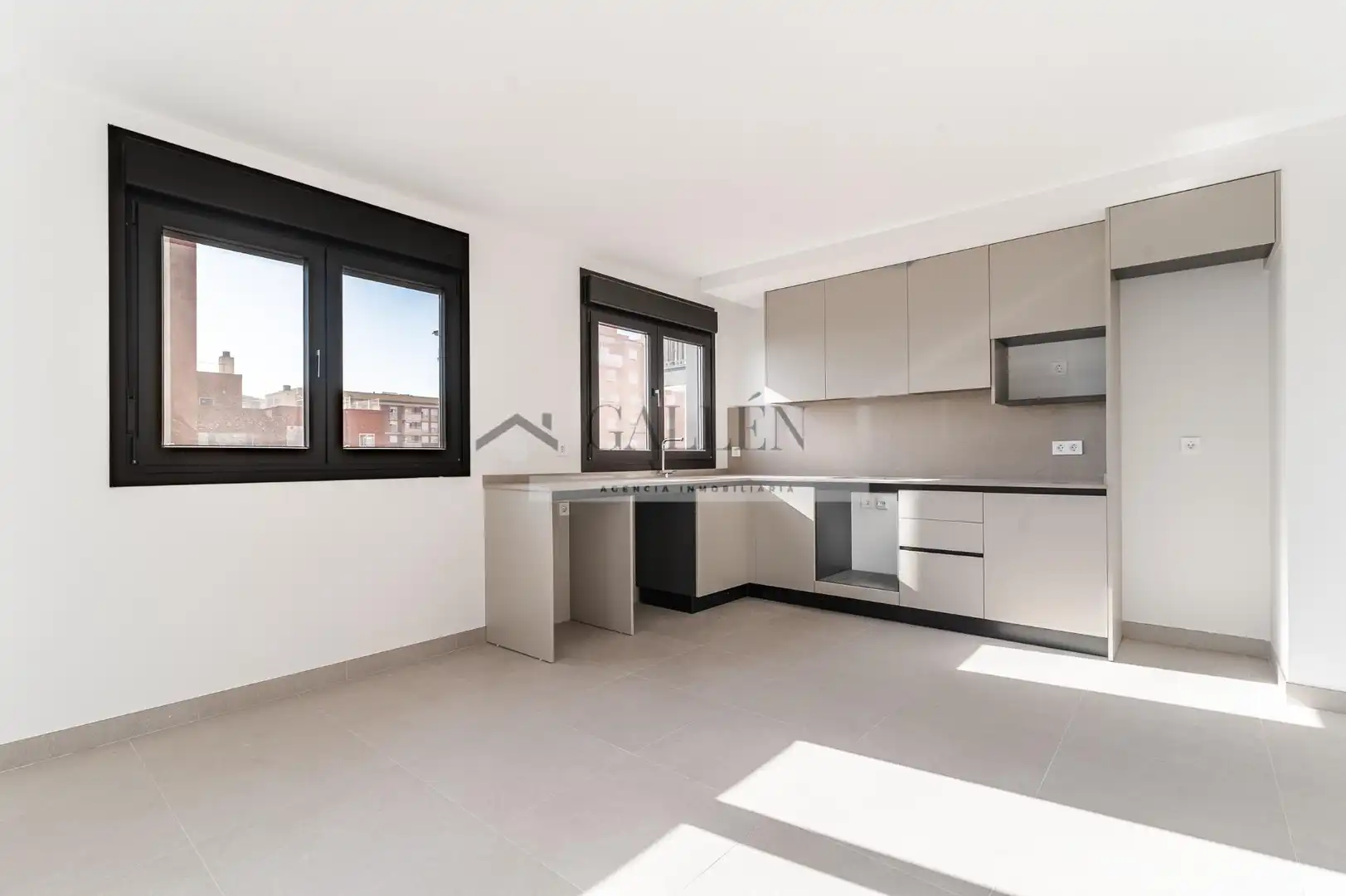 Habitación de Piso en venta en Castellón de la Plana / Castelló de la Plana con Aire acondicionado, Terraza y Trastero