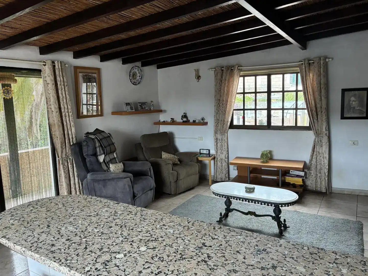 Sala d'estar de Casa adosada en venda en Granadilla de Abona amb Jardí privat, Parquet i Moblat