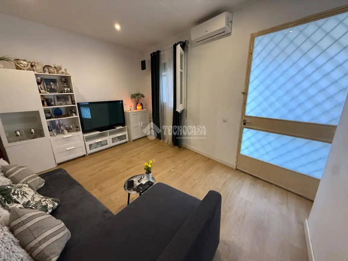 Sala d'estar de Pis en venda en Barcelona amb Aire condicionat
