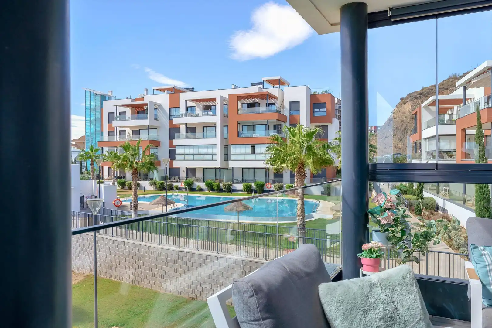 Vista exterior de Apartament en venda en Fuengirola amb Aire condicionat, Jardí privat i Terrassa