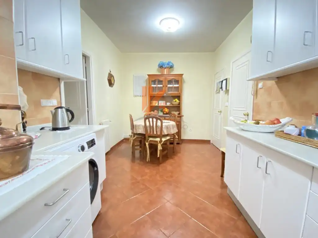Cocina de Piso en venta en Santiago de Compostela  con Calefacción y Horno