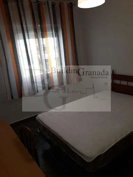 Habitación de Piso de alquiler en Granada con Terraza y Microondas