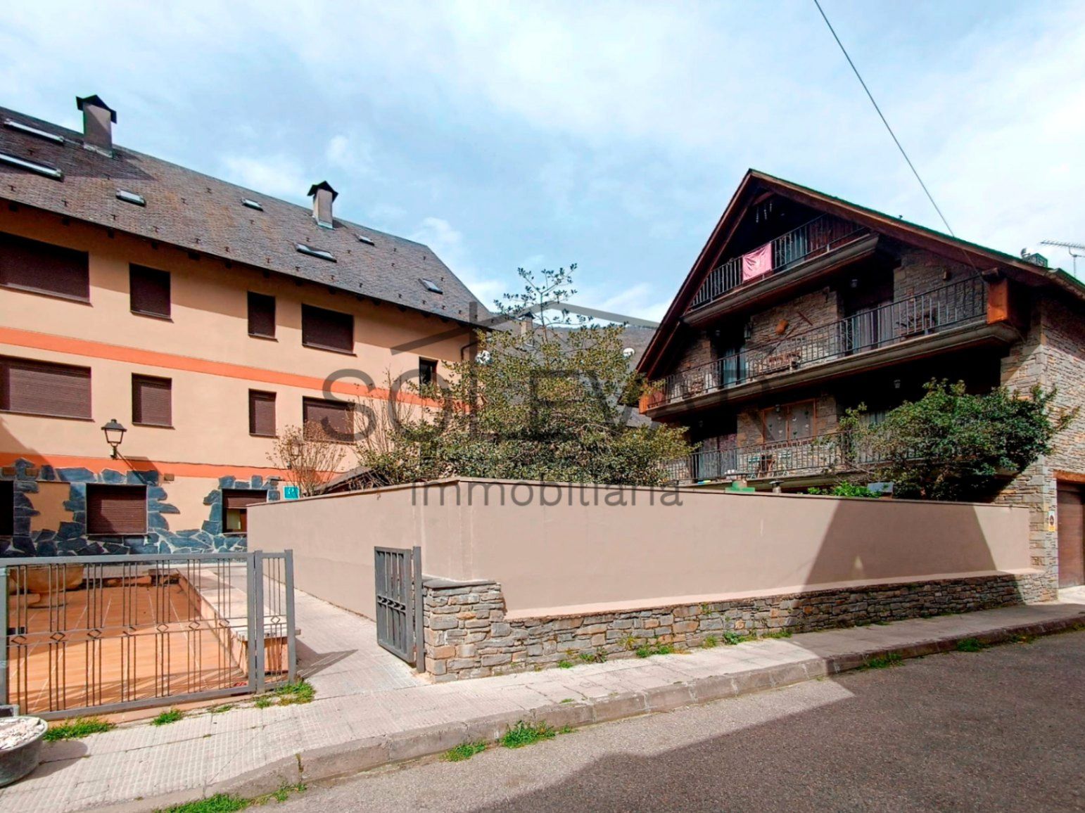 Vista exterior de Dúplex en venda en Les amb Traster i Balcó
