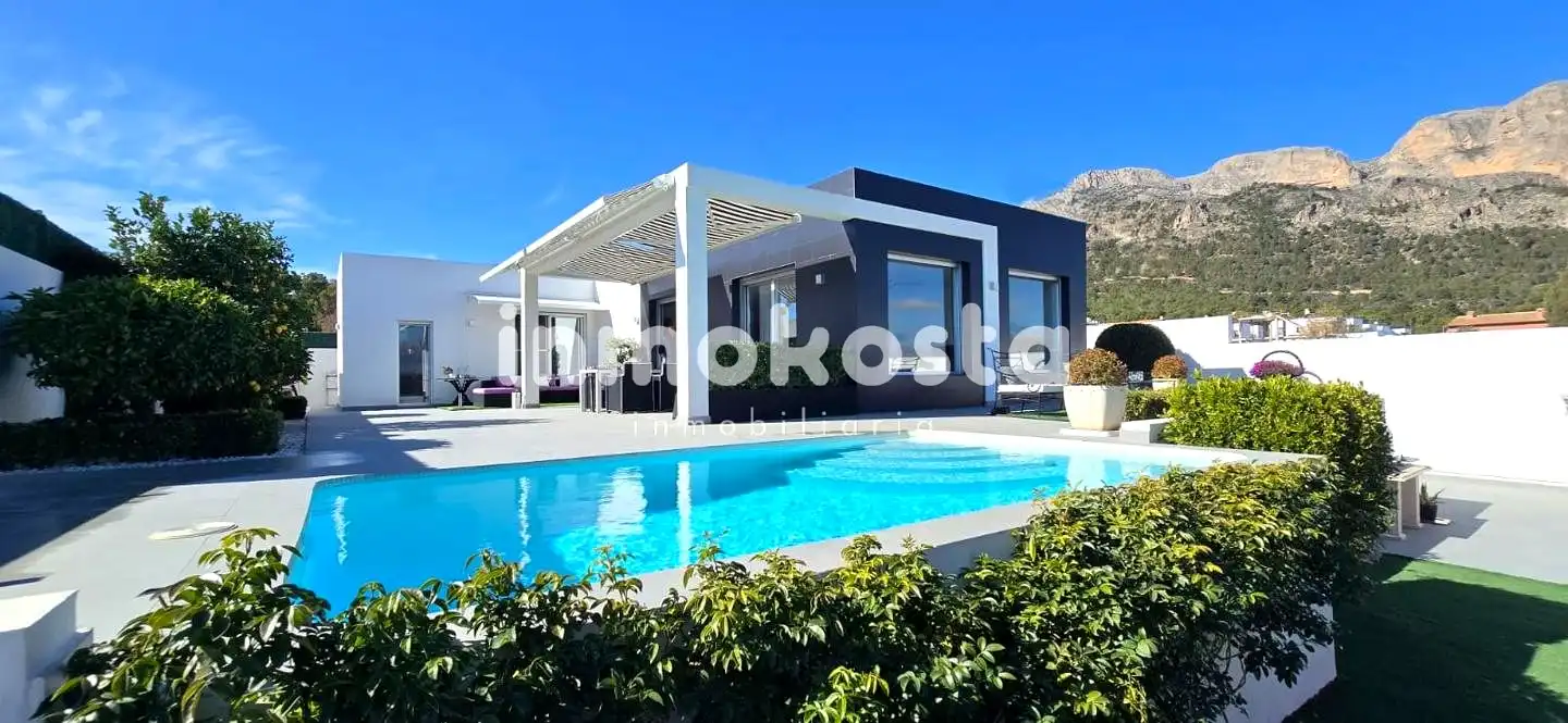 Vista exterior de Casa o xalet en venda en Polop amb Aire condicionat, Calefacció i Jardí privat