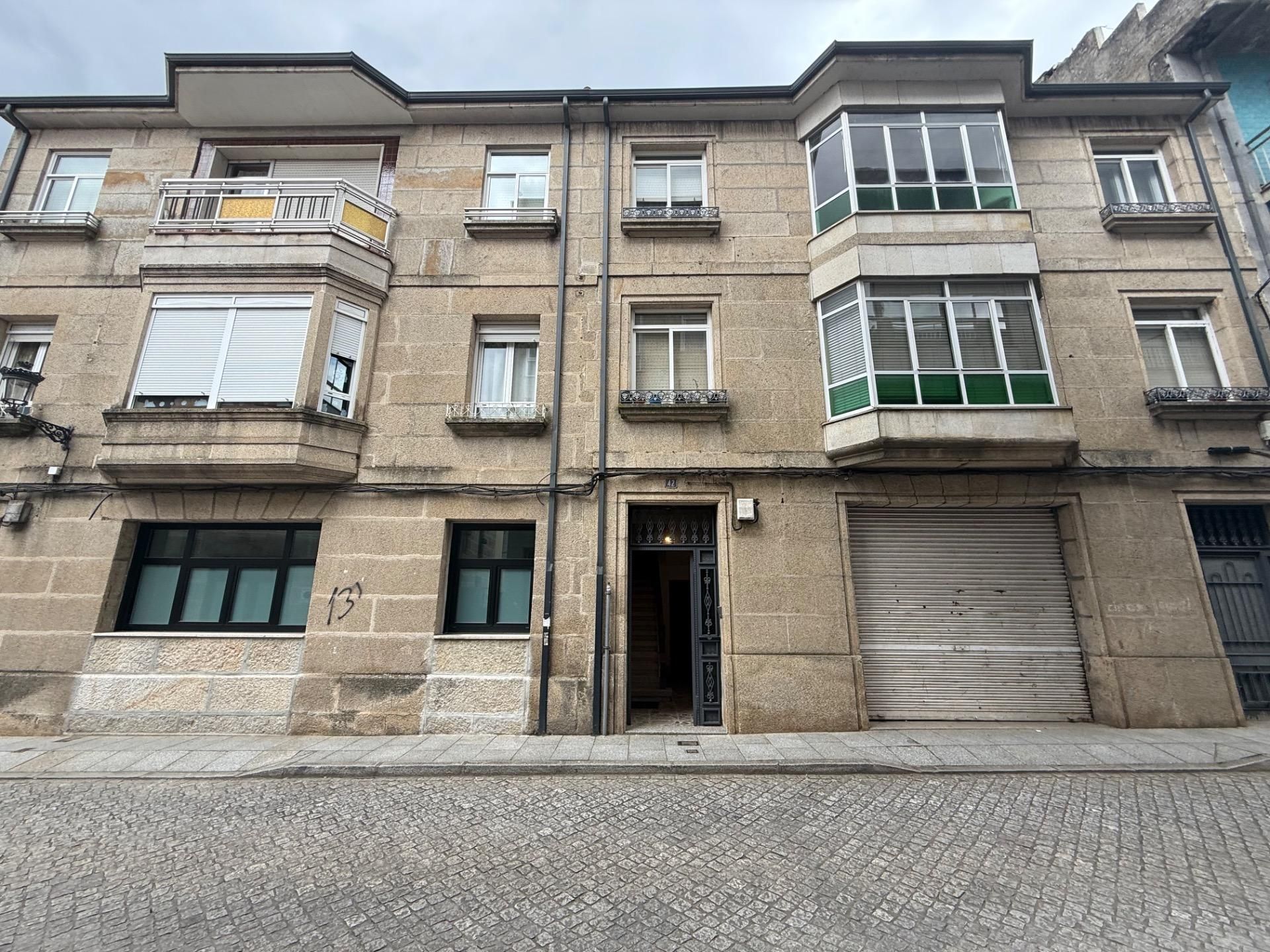 Vista exterior de Edifici en venda en Verín