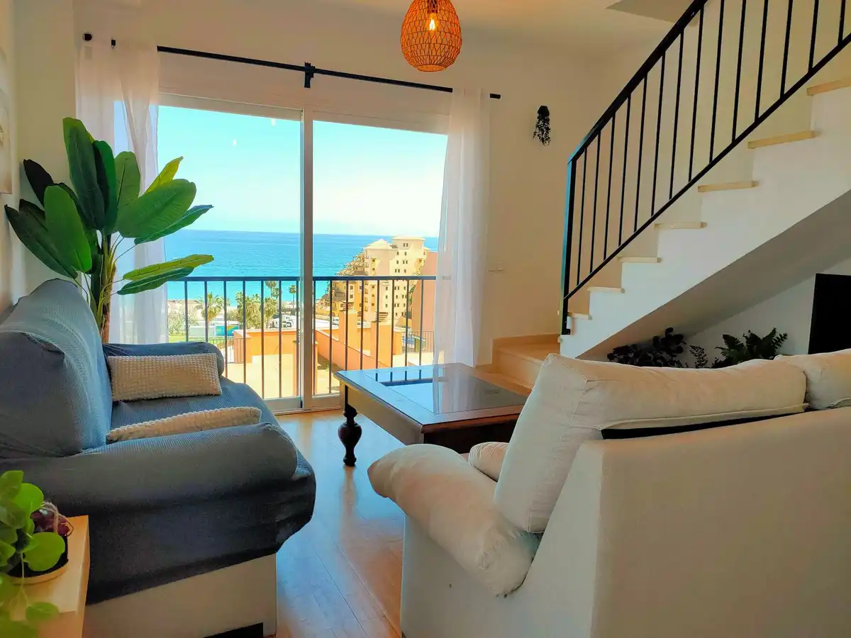 Sala de estar de Ático en venta en Fuengirola con Aire acondicionado, Amueblado y Piscina comunitaria