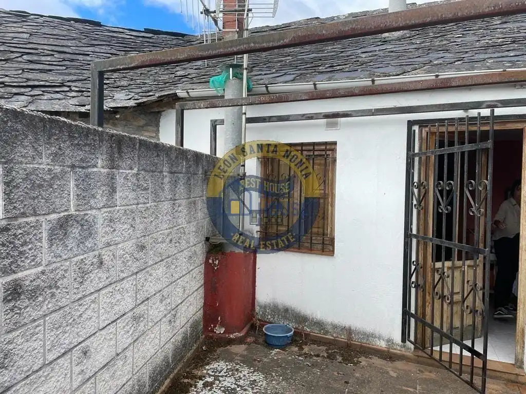Vista exterior de Casa o xalet en venda en Carucedo amb Calefacció, Jardí privat i Parquet