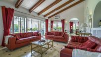Sala d'estar de Casa o xalet en venda en Mijas amb Aire condicionat, Terrassa i Piscina