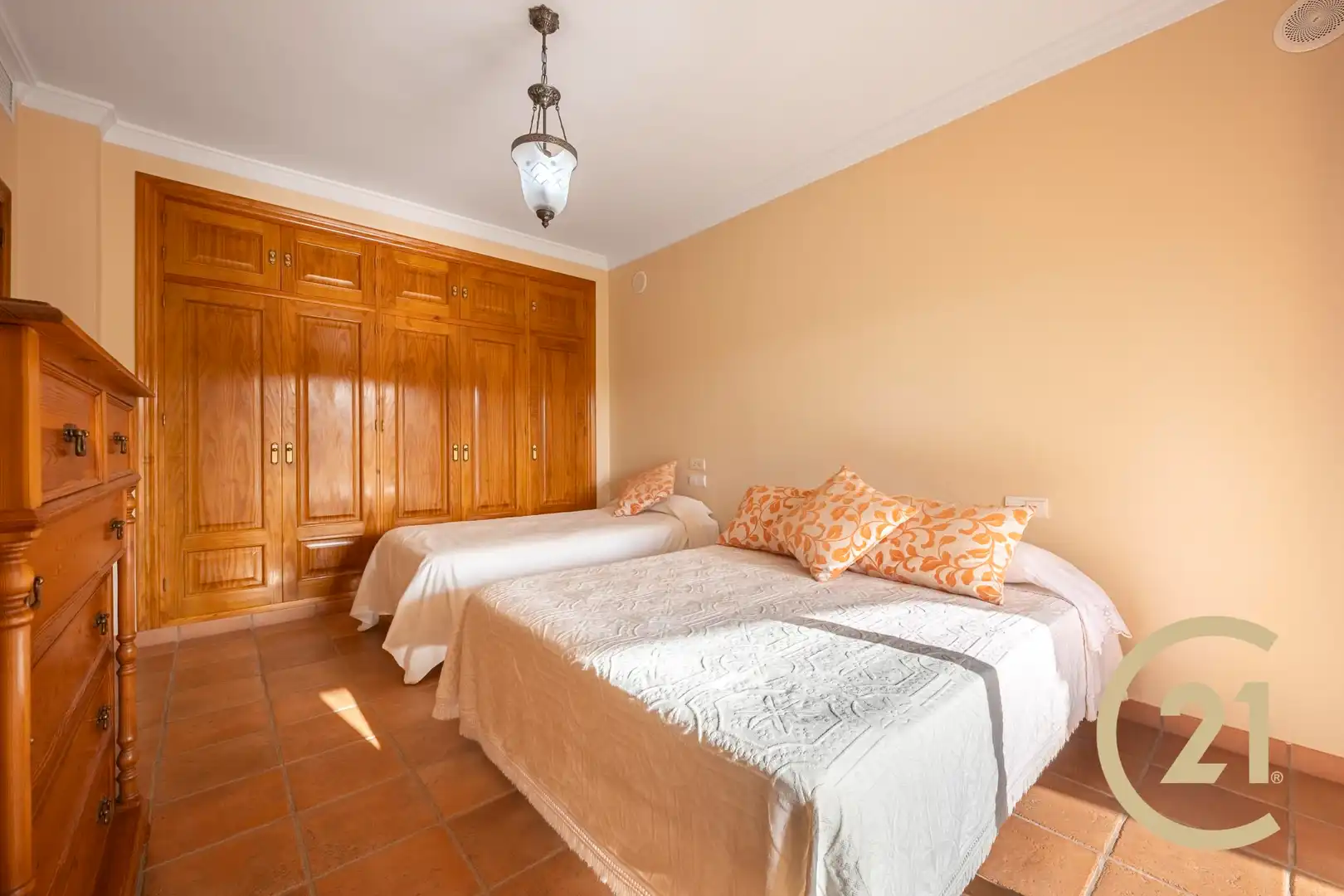 Habitación de Casa adosada en venta en Benahavís con Aire acondicionado, Jardín privado y Terraza