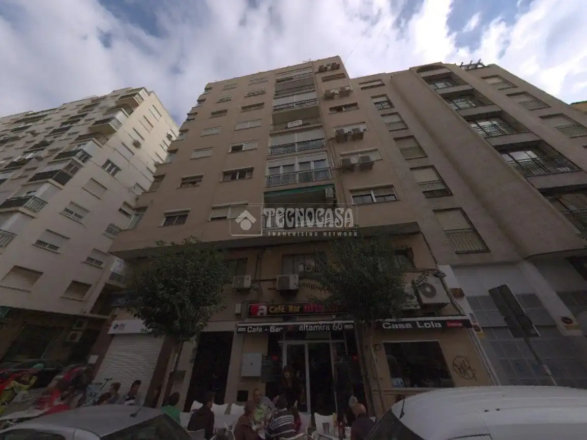 Vista exterior de Piso en venta en Almería con Calefacción y Balcón