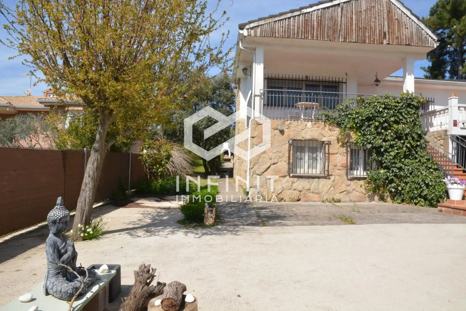 Vista exterior de Casa o chalet en venta en Valdeaveruelo con Calefacción, Jardín privado y Terraza