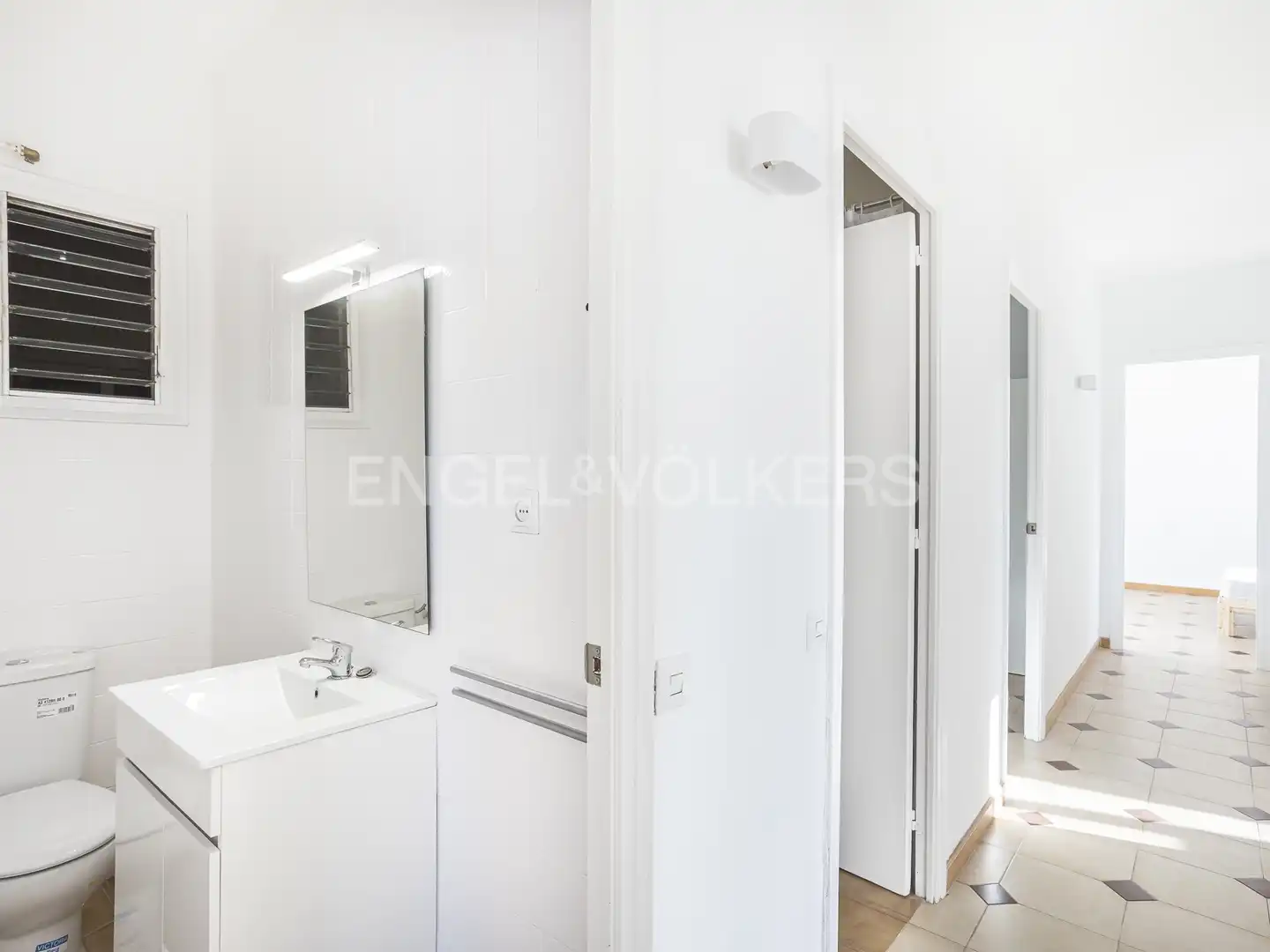 Baño de Piso de alquiler en Barcelona con Calefacción, Parquet y Balcón