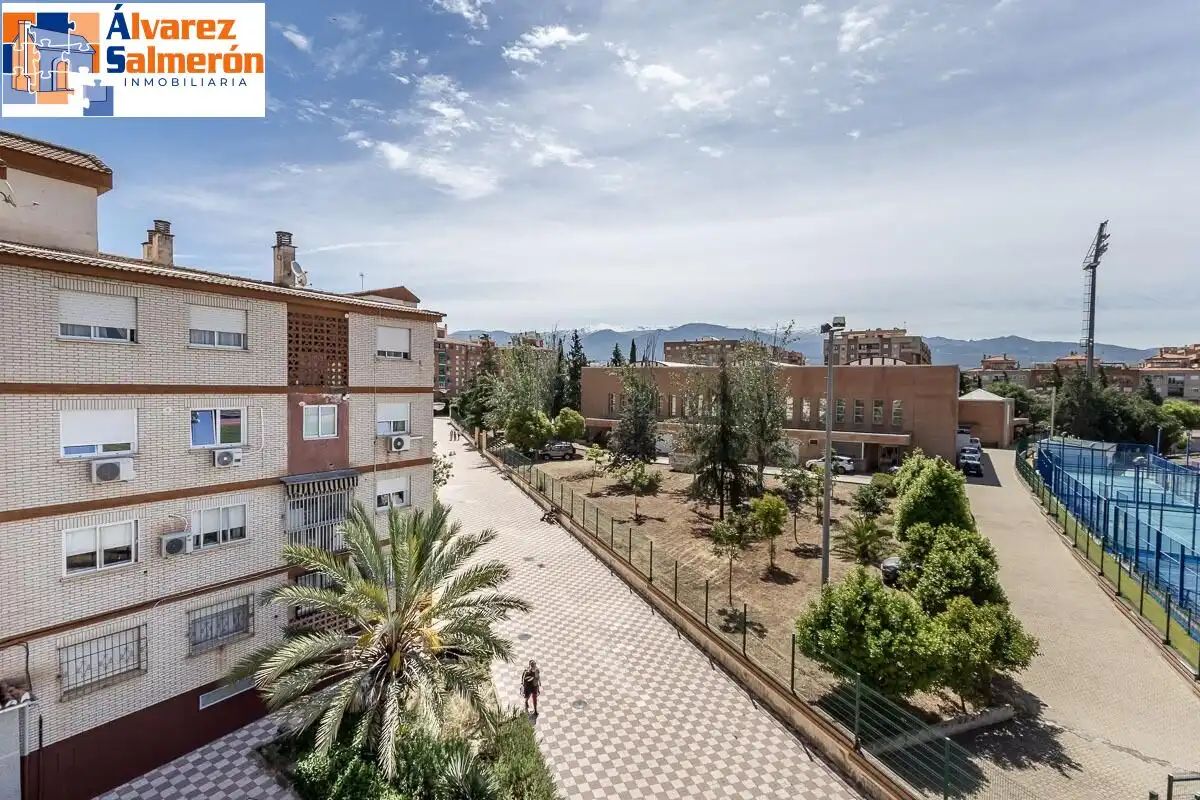 Vista exterior de Pis en venda en Granada amb Aire condicionat i Calefacció