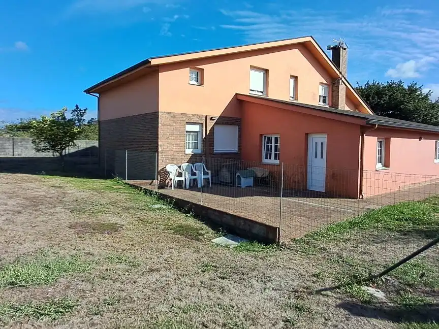Vista exterior de Casa o xalet en venda en Culleredo amb Calefacció, Jardí privat i Terrassa