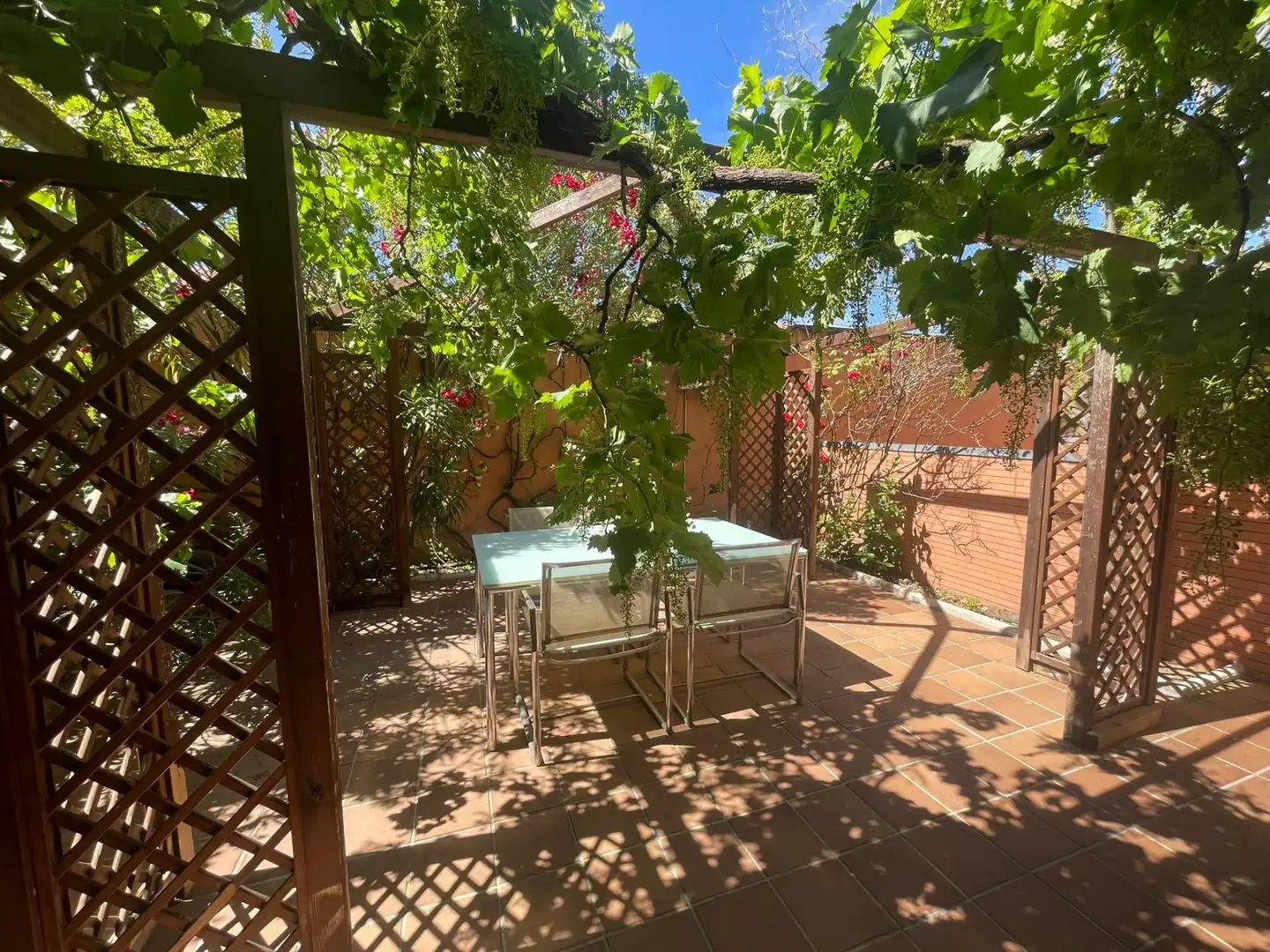 Terrassa de Casa adosada en venda en Torrelodones amb Aire condicionat, Calefacció i Jardí privat
