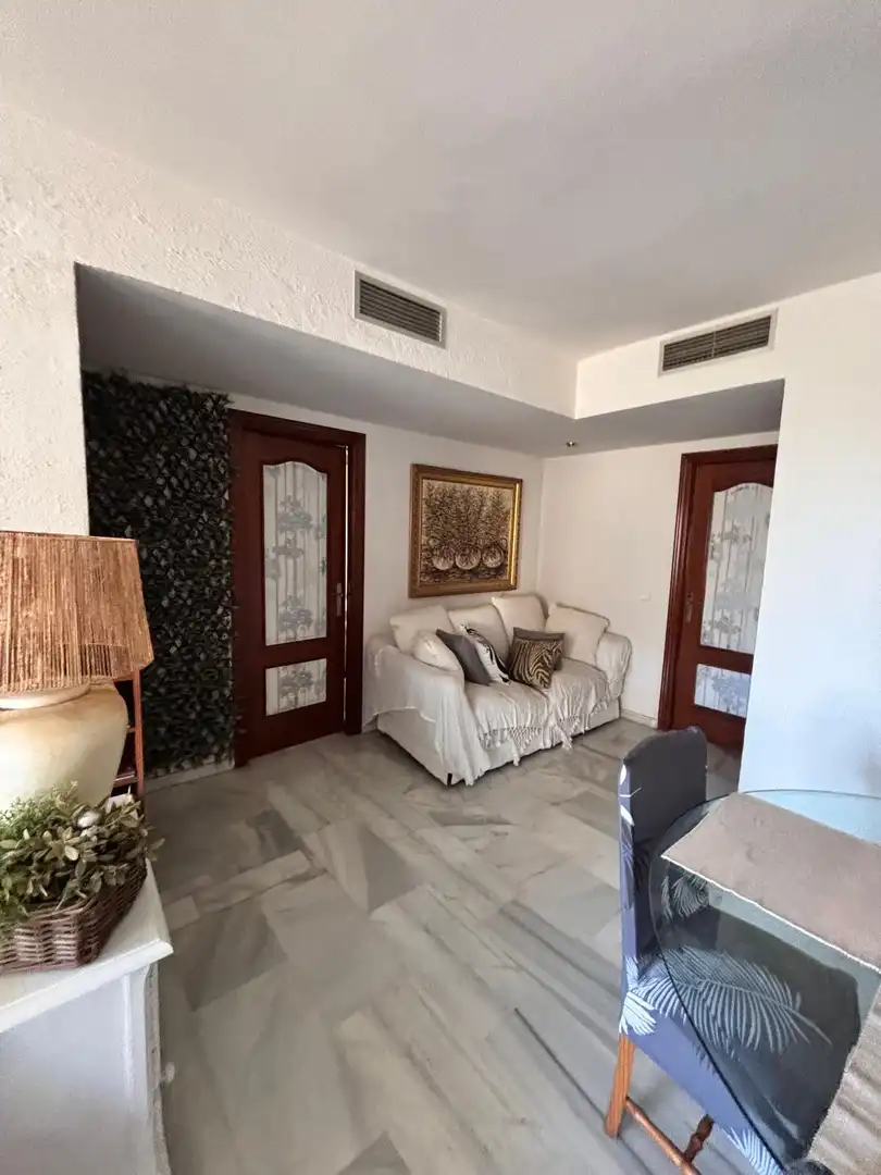 Sala d'estar de Apartament en venda en Marbella amb Aire condicionat, Terrassa i Moblat