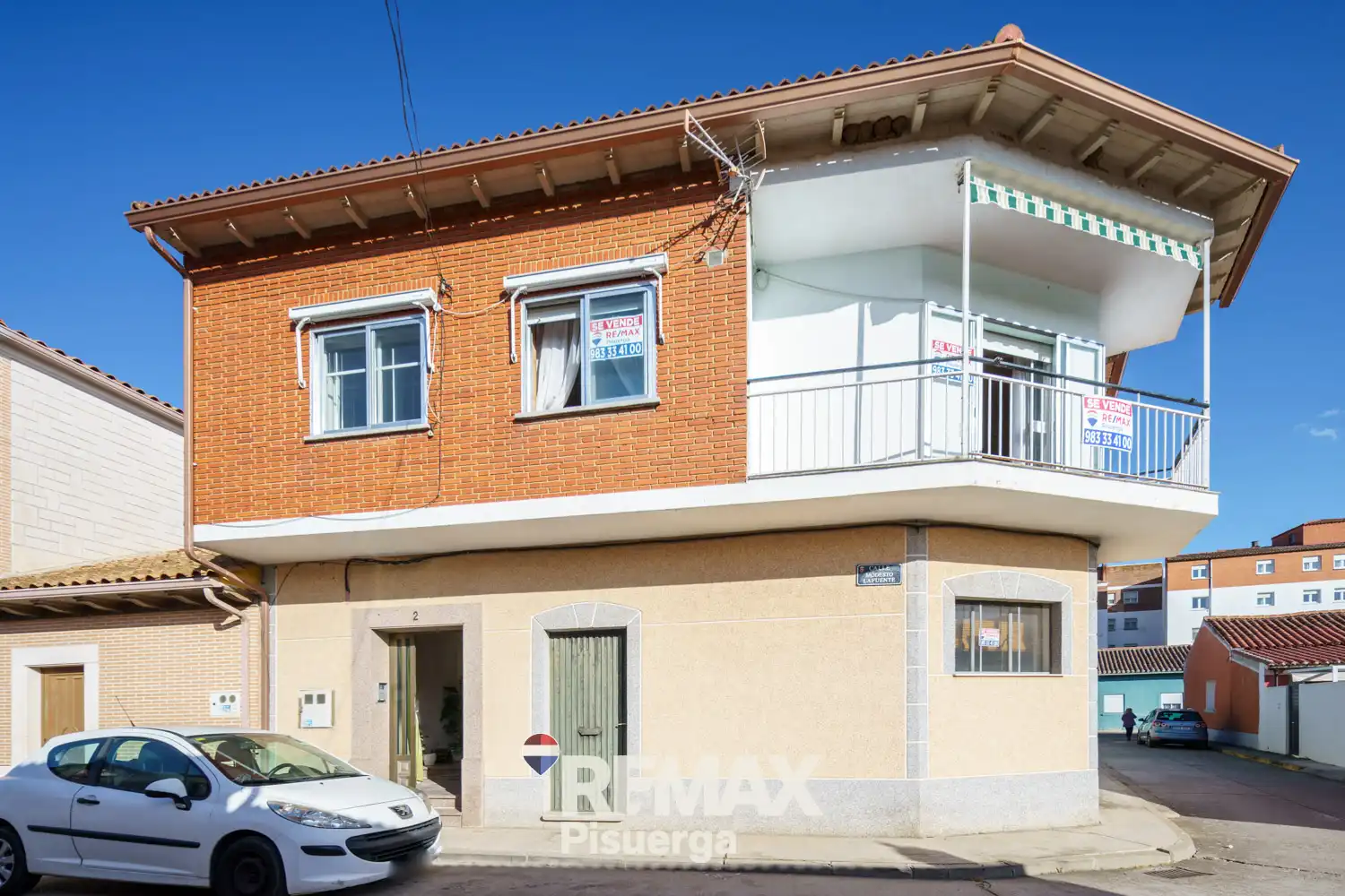 Vista exterior de Casa o xalet en venda en Venta de Baños amb Jardí privat, Terrassa i Traster
