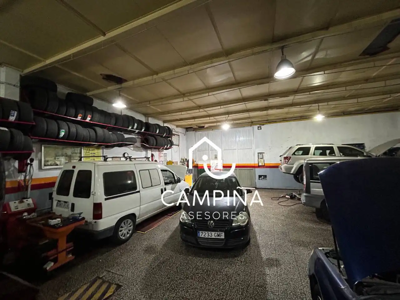Parkplatz von Fabrikhallen zum Verkauf in Huelva