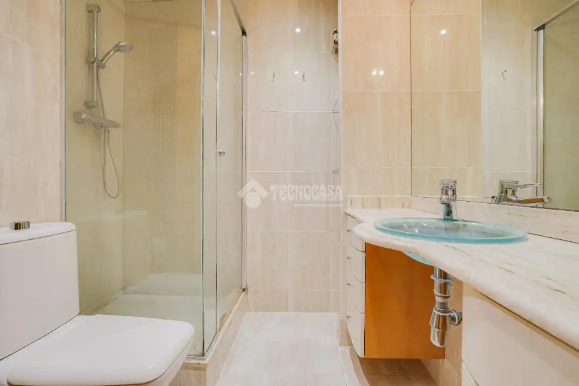Baño de Piso en venta en Barcelona con Calefacción y Balcón