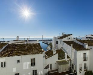 Vista exterior de Dúplex en venda en Marbella amb Aire condicionat, Piscina i Balcó