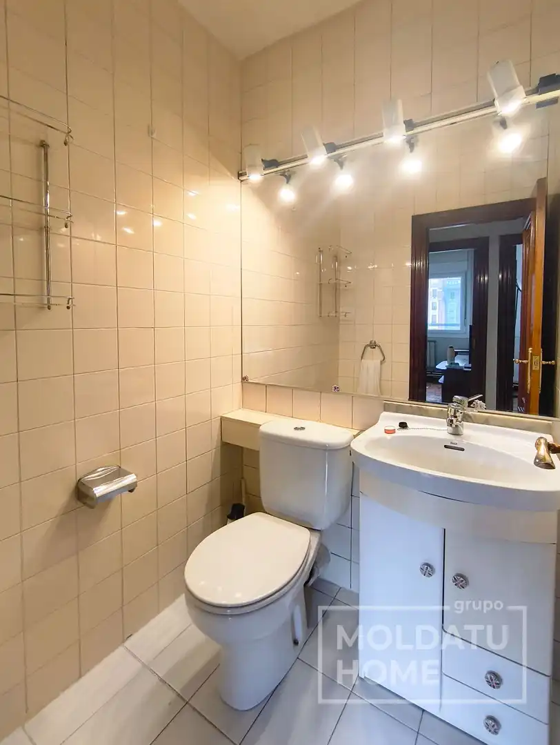 Bathroom of Flat for sale in Bilbao   with Heating, Terrace and Furnished