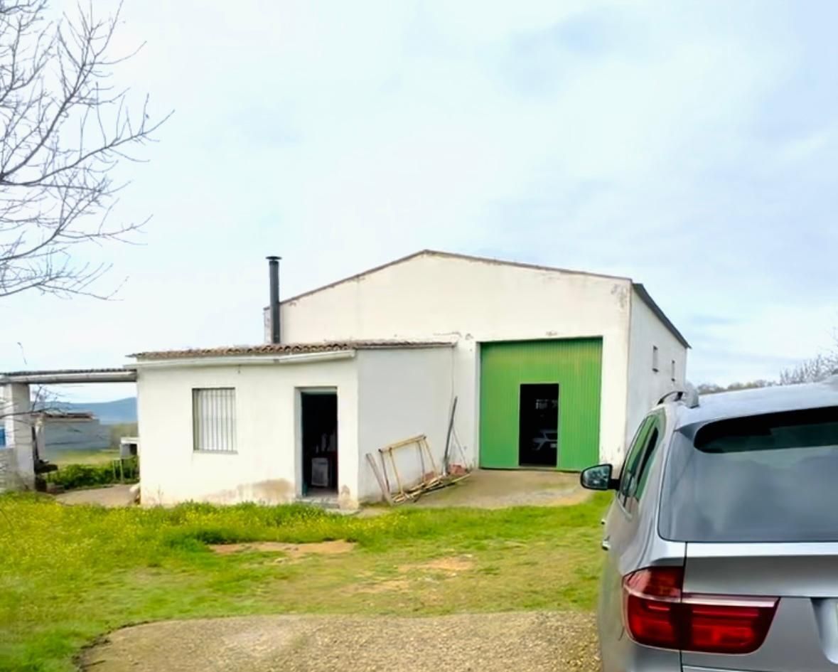 Vista exterior de Finca rústica en venda en Don Álvaro amb Piscina