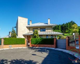 Vista exterior de Casa o xalet en venda en Oviedo  amb Calefacció, Parquet i Terrassa