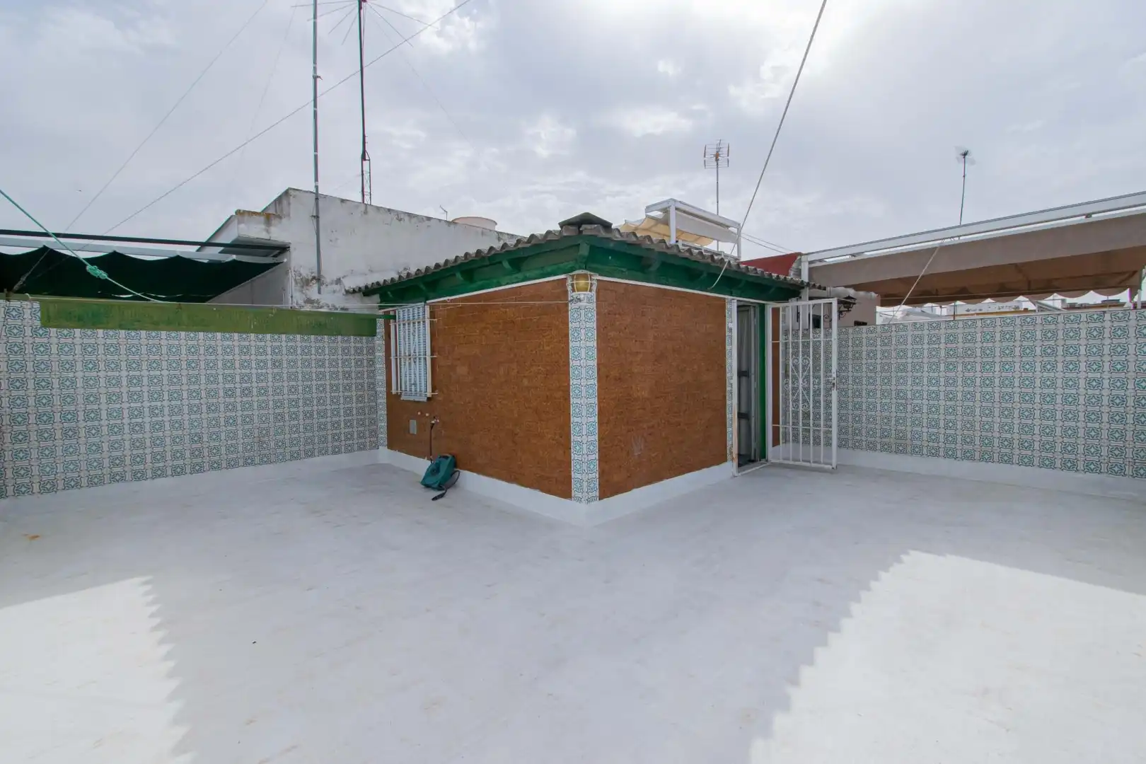 Außenansicht von Haus oder Chalet zum Verkauf in Sevilla mit Klimaanlage, Terrasse und Abstellraum