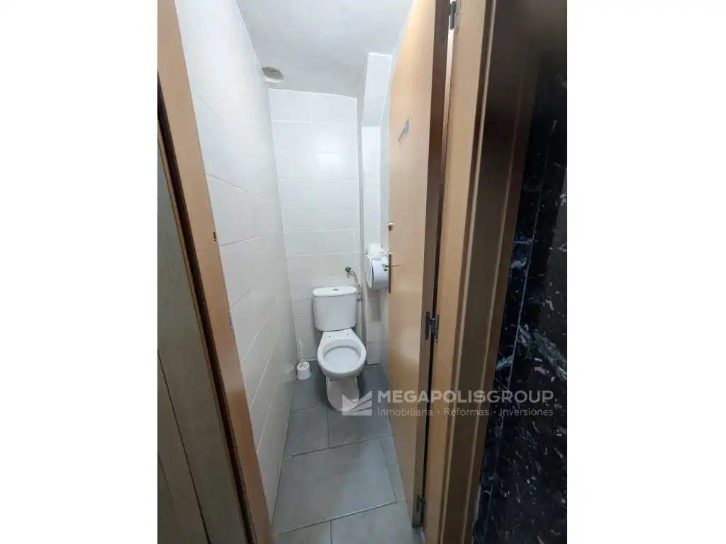 Baño de Local en venta en L'Hospitalet de Llobregat con Aire acondicionado