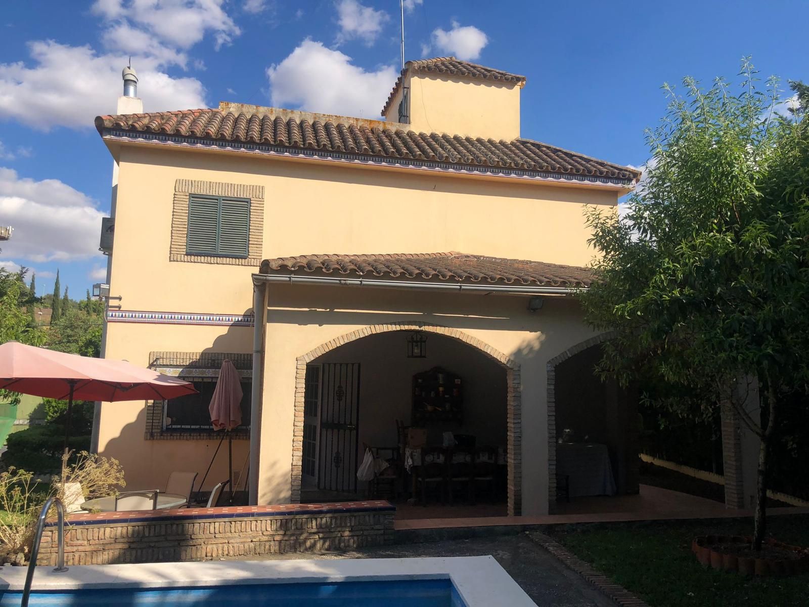 Vista exterior de Casa o xalet en venda en Montequinto amb Aire condicionat, Calefacció i Jardí privat