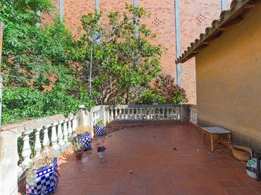 Villa avec balcon à vendre à Nou Barris