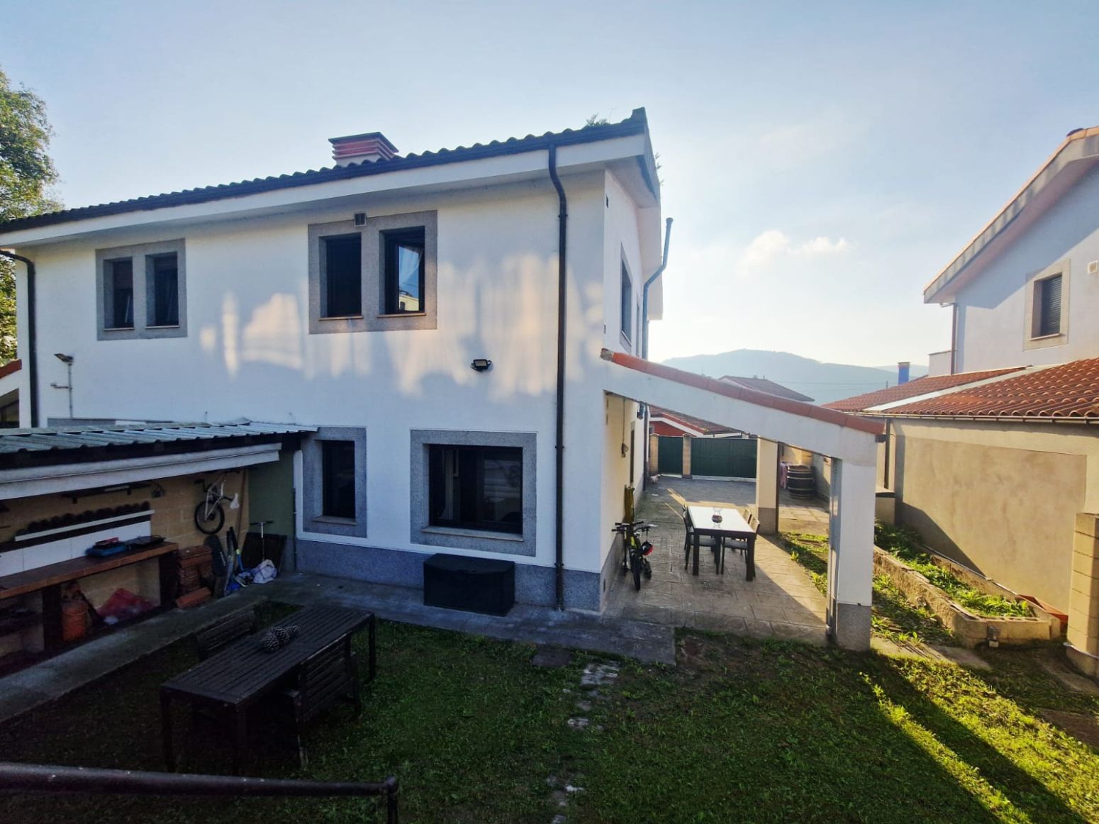 Vista exterior de Casa adosada en venda en Soto del Barco amb Jardí privat, Terrassa i Traster