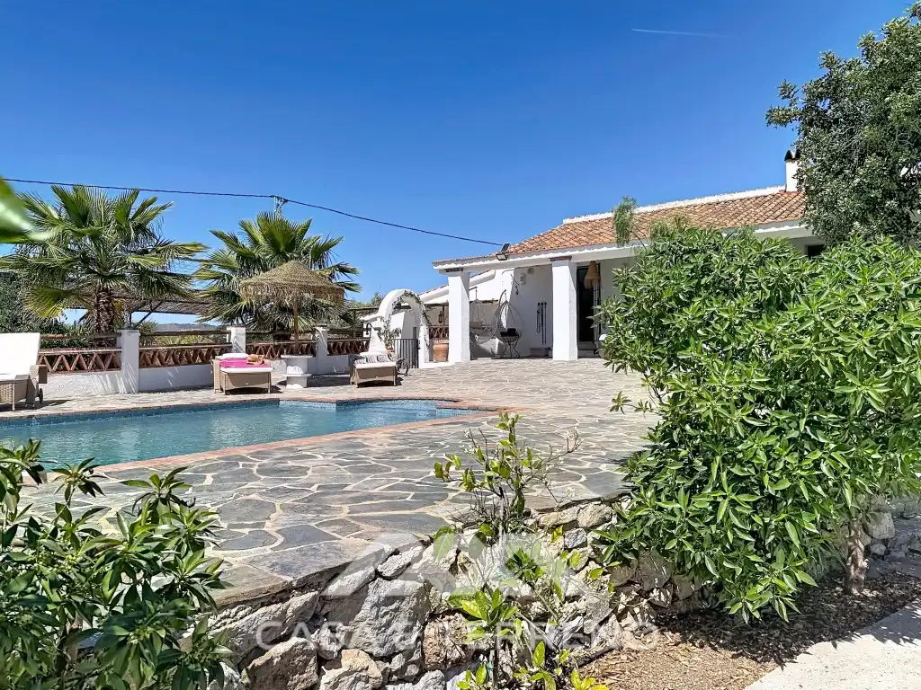 Vista exterior de Casa o xalet en venda en Vélez-Málaga amb Aire condicionat, Jardí privat i Terrassa
