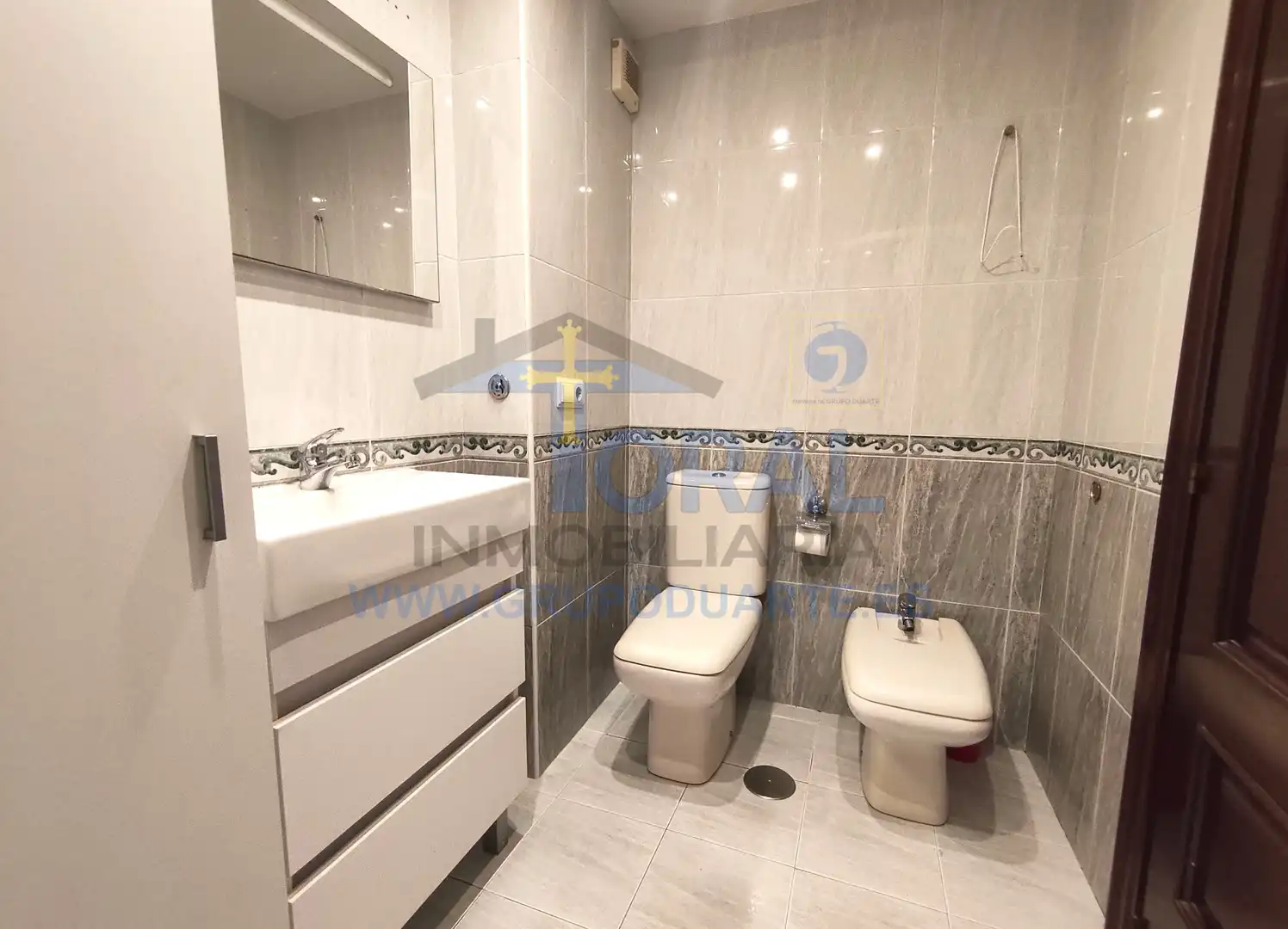 Badezimmer von Wohnung zur Miete in Gijón  mit Heizung, Parkett und Möbliert