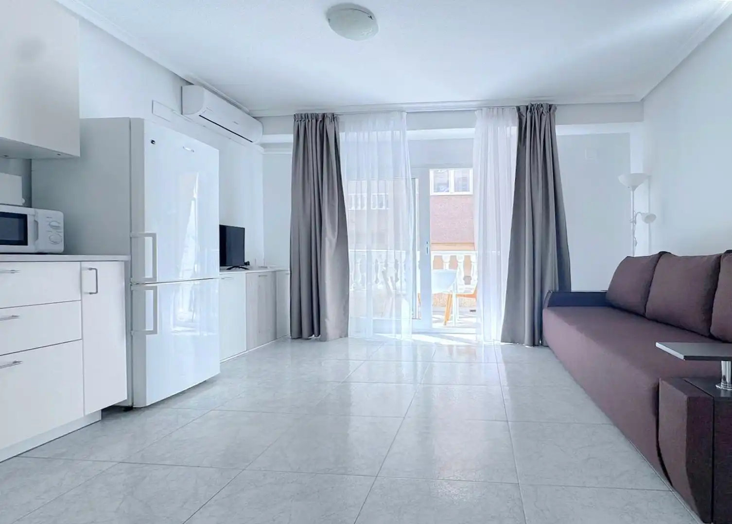 Sala d'estar de Estudi en venda en Torrevieja amb Aire condicionat, Terrassa i Moblat