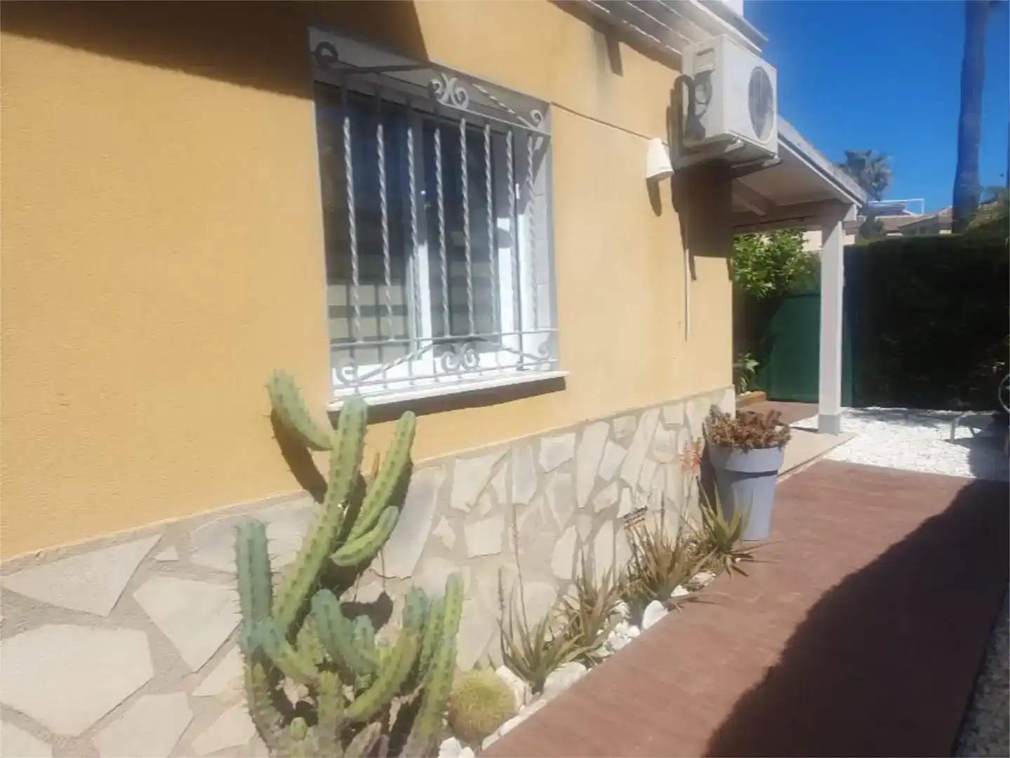 Vista exterior de Casa adosada en venda en Oliva amb Aire condicionat, Piscina i Balcó