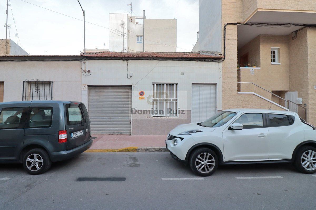 Vista exterior de Casa o xalet en venda en Guardamar del Segura amb Terrassa i Traster