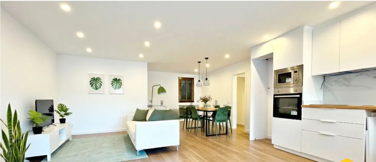 Menjador de Planta baixa en venda en Santa Coloma de Gramenet amb Terrassa, Forn i Alarma