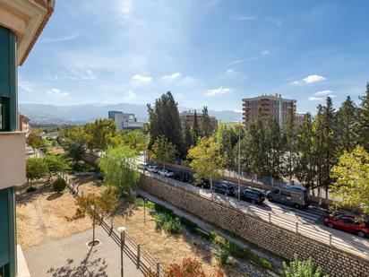 Vista exterior de Pis en venda en  Granada Capital amb Terrassa i Balcó