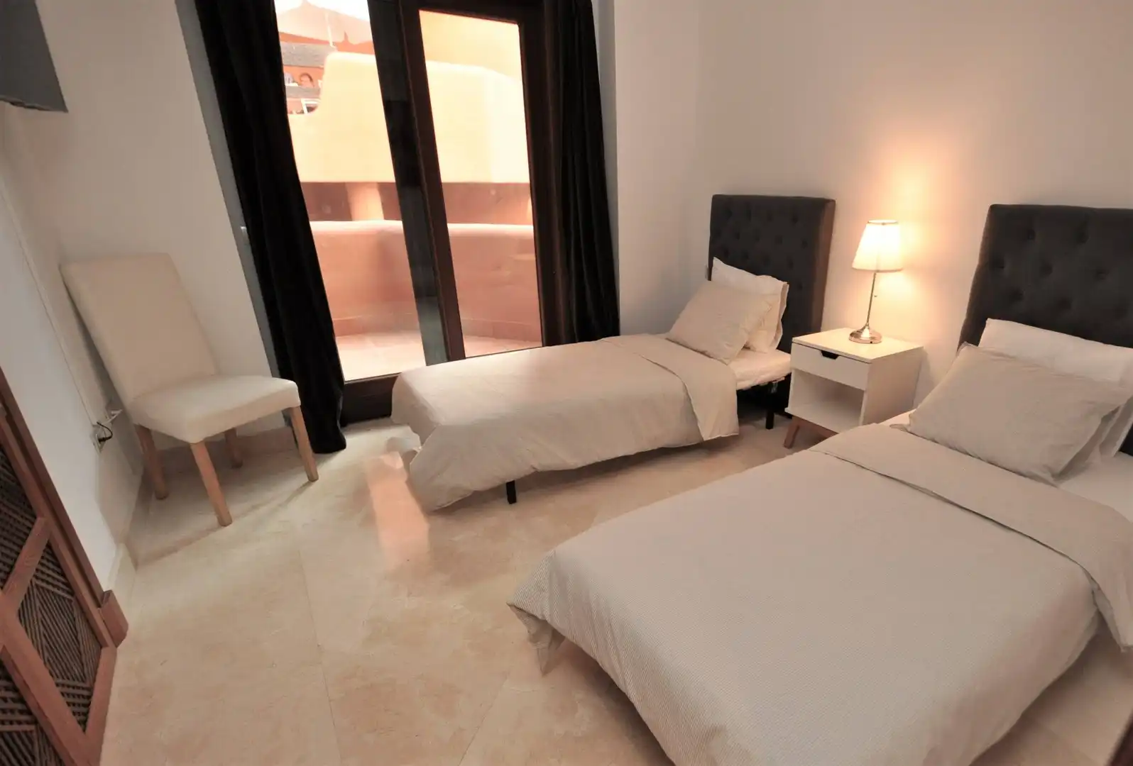 Schlafzimmer von Dachboden zur Miete in Estepona mit Klimaanlage, Heizung und Terrasse