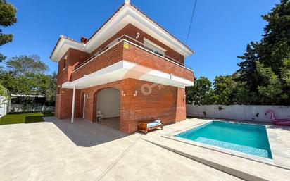 Vista exterior de Casa o xalet en venda en Cunit amb Jardí privat, Terrassa i Piscina