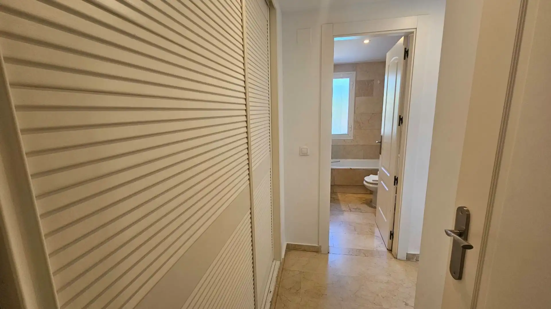 Badezimmer von Wohnungen zur Miete in Marbella mit Klimaanlage, Terrasse und Möbliert