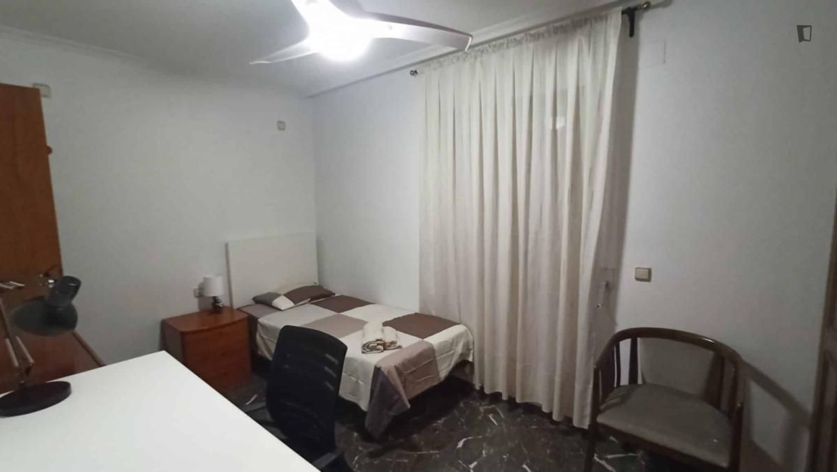 Habitación de Apartamento para compartir en  Valencia Capital con Amueblado, Horno y Lavadora
