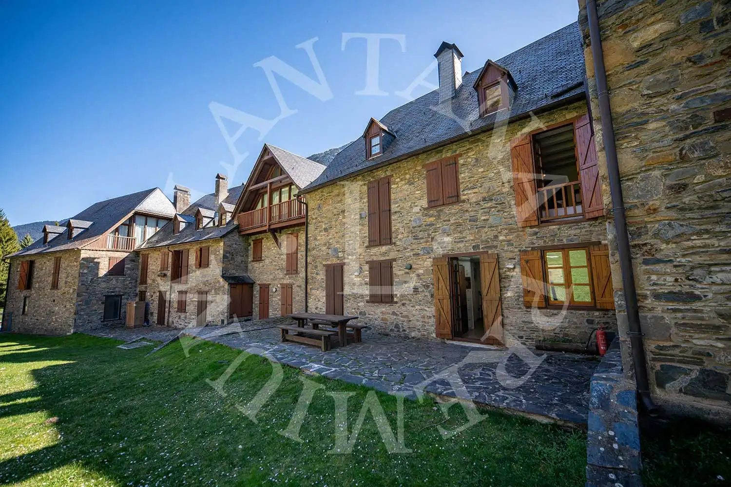 Vista exterior de Casa adosada en venta en Naut Aran con Calefacción, Jardín privado y Terraza