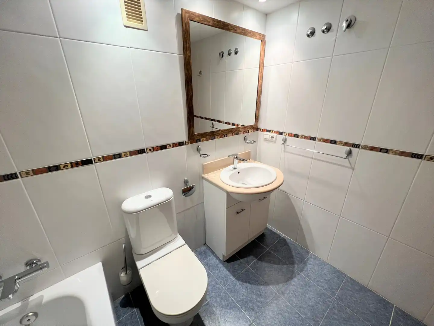 Bathroom of Flat for rent in Valencia  with Air Conditioner, Oven and Washing machine