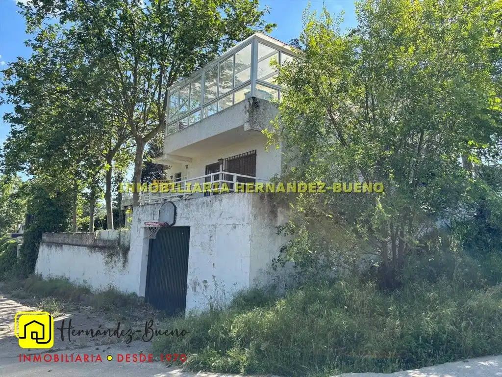 Vista exterior de Casa o xalet en venda en Alba de Tormes amb Jardí privat i Piscina