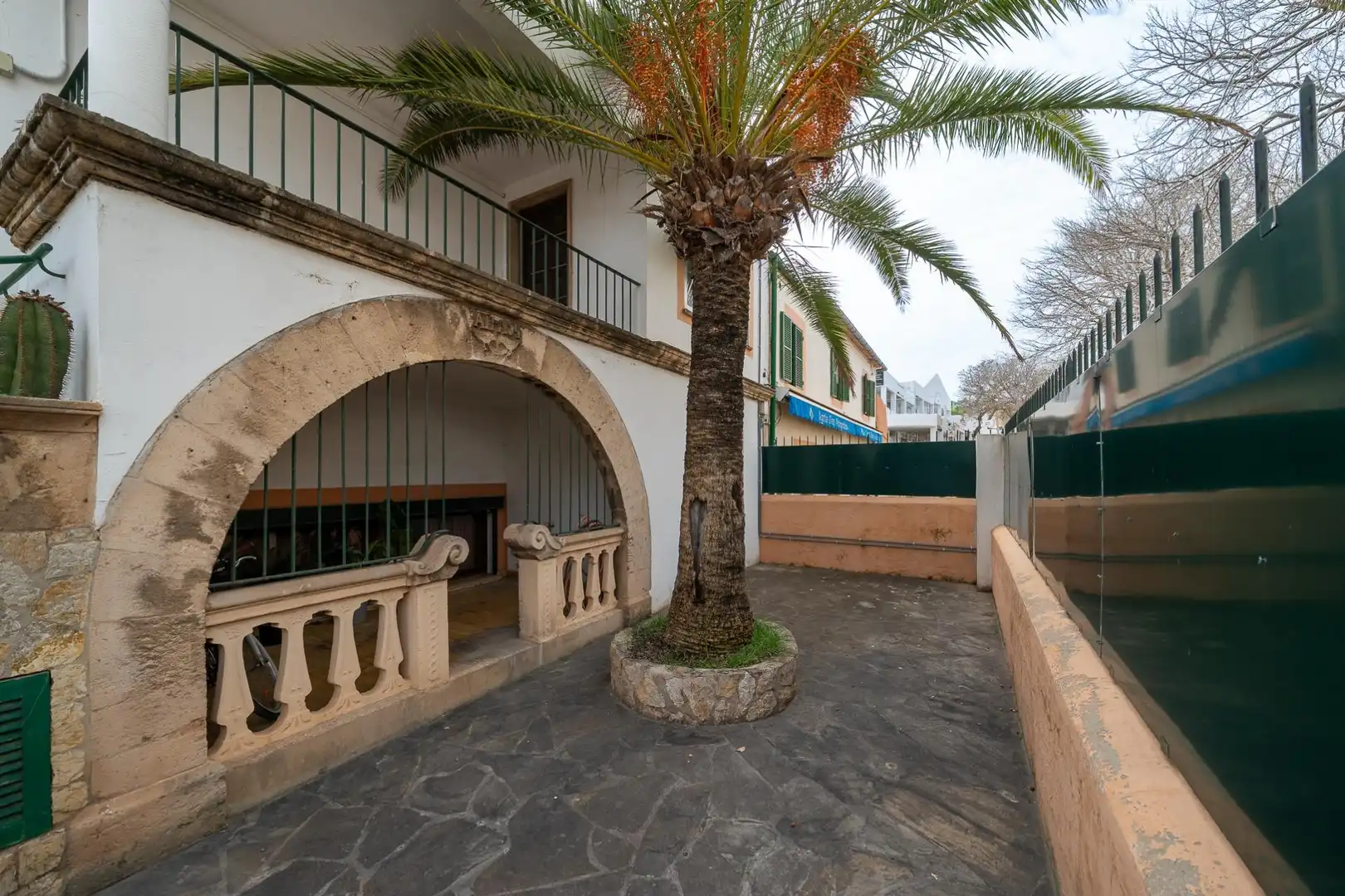 Vista exterior de Casa adosada en venda en Calvià amb Jardí privat i Terrassa