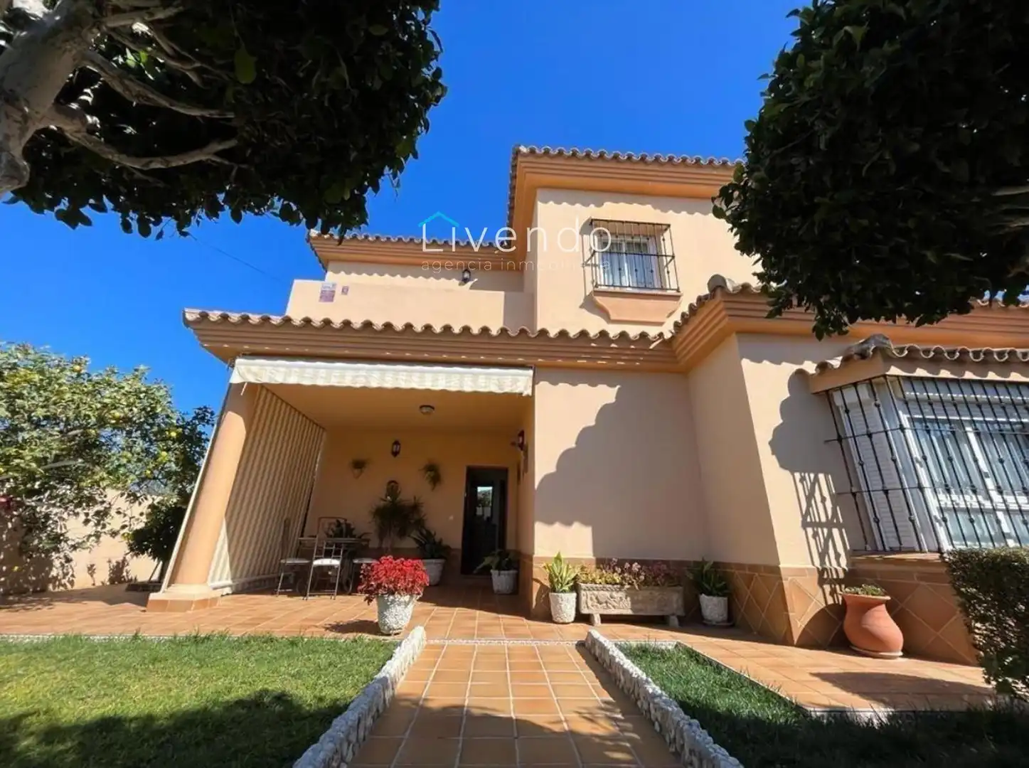 Vista exterior de Casa o xalet en venda en Chiclana de la Frontera amb Terrassa i Traster