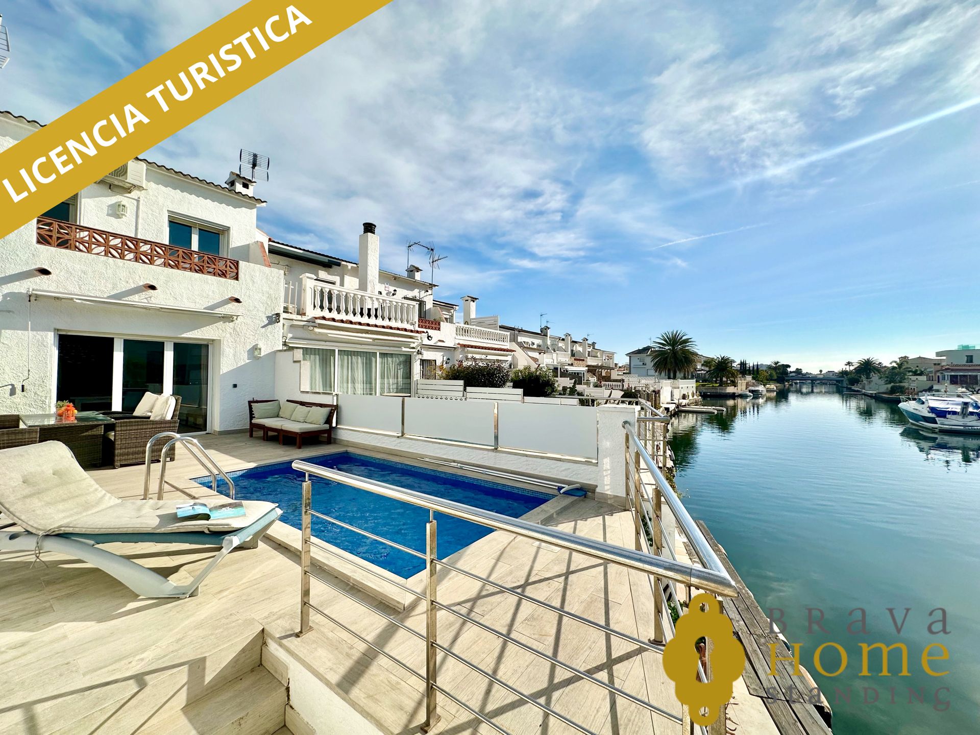 Exterior view of House or chalet for sale in Empuriabrava  with Air Conditioner, Terrace and Swimming Pool